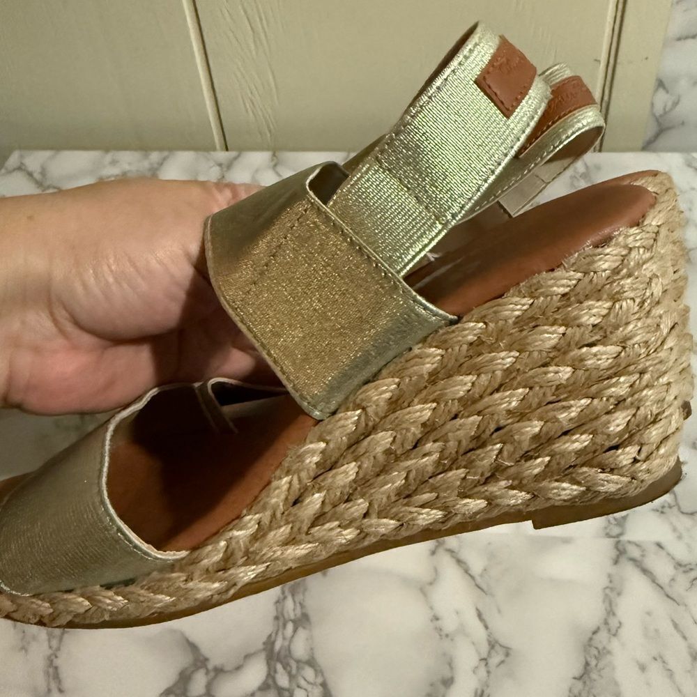 Tommy Bahama Sakura Women's 7.5 Elastic Wedge Sandals Espadrille Metallic Gold - Picture 6 of 11